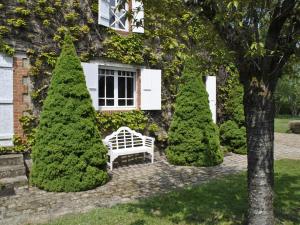 Maisons de vacances Mansion in Charrin by Loire with Pool, cleaning included : photos des chambres