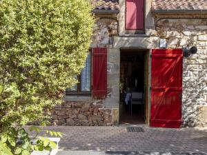 Maisons de vacances Country House near Parc du Morvan with Pool, cleaning included : photos des chambres
