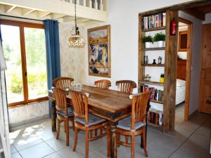 Maisons de vacances Holiday Home in Saint-Honore near Gorges, cleaning included : photos des chambres