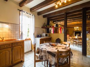 Maisons de vacances Holiday Home in Blanquefort with Private Pool, cleaning included : photos des chambres