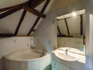 Maisons de vacances Holiday Home in Blanquefort with Private Pool, cleaning included : photos des chambres