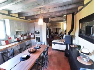 Maisons de vacances Charming 1930s Home in Altillac, cleaning included : photos des chambres