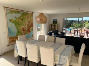 Maisons de vacances Villa in Roquebrun with Pool & Vineyards, cleaning included : photos des chambres