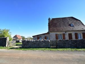 Modern holiday home with pool in Gramat, cleaning included