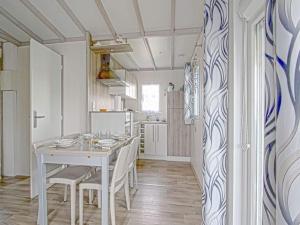 Maisons de vacances Comfort in Grandcamp-Maisy, cleaning included : photos des chambres