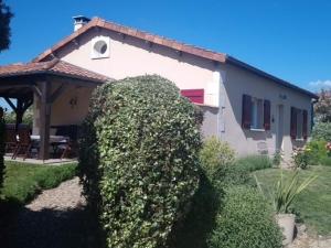 Attractive villa with swimming pool in Les Forges, cleaning included