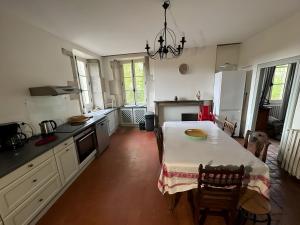 Maisons de vacances Village House in Burgundy near Vezelay Basilica : photos des chambres