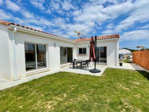 Maisons de vacances Maison neuve 3 chambres, 6 couchages, entre mer et campagne, acces bourg a pied, WIFI - FR-1-231-329 : photos des chambres