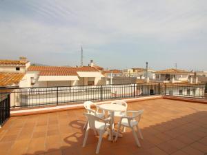 Ático con gran terraza, a 100m de la playa del Port de Llançà, con WIFI, TV y cocina renovada - ES-228-31