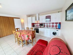 Appartements Appartement avec parking a 250m de la plage, proche commerces - FR-1-361-120 : photos des chambres