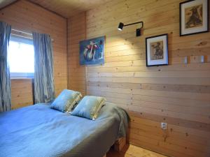 Holiday home with sauna and hot tub at the lake, cleaning included