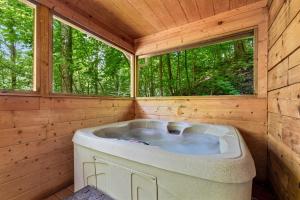Honeysuckle Cove, Peaceful End Cabin, Hot Tub, Fireplace