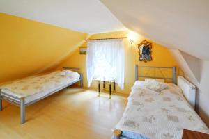 Spacious cottage, idyllic right on the lake, Spore, cleaning included