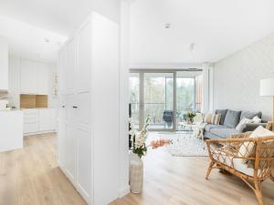 Apartment with sea view, pool, saunas, whirlpool, cleaning included