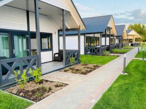 Single-storey holiday homes near the sea, pool, cleaning included
