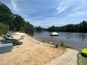 Maisons de vacances Retraite paisible en maisonnette au bord d-un lac - FR-1-839-3 : photos des chambres
