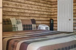 Secluded Nature Views, Hot Tub, WiFi, King Bed, Fireplace