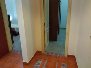 Private entrance close toservices