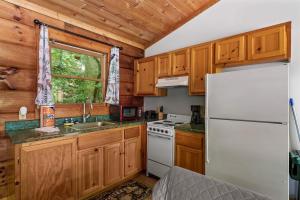 Pet-Friendly Cabin, In-Room Jacuzzi, King Bed, WiFi