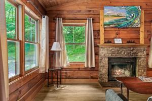 Pet-Friendly Cabin, In-Room Jacuzzi, King Bed, WiFi