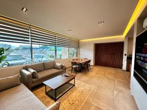 Modern 2 Bedroom Ground Floor Apartment!