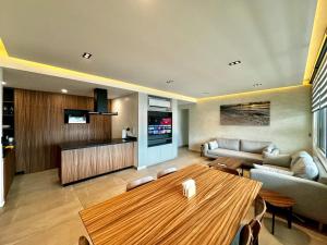 Modern 2 Bedroom Ground Floor Apartment!