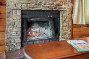 Pet-Friendly Cabin, In-Room Jacuzzi, King Bed, WiFi