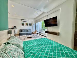 New apartment one block from 5th Ave