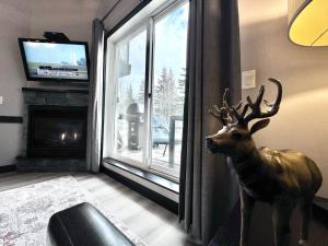 Cozy Canmore resort with mt view hot tub and pool