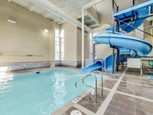Cozy Canmore resort with mt view hot tub and pool