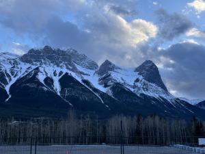 Cozy Canmore resort with mt view hot tub and pool