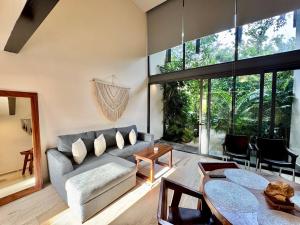 Beautiful Loft minutes from the sea!