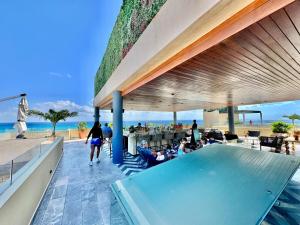 2 Bedroom Apartment Steps From the Sea!