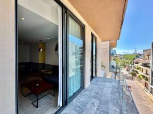 2 Bedroom Apartment Steps From the Sea!