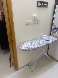 شقة غرفتين وصالة ومطبخ