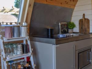 Joshuas Den - Uk40975