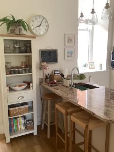 Lovely Bed and Breakfast in Chichester nr Festival Theatre City Centre and Goodwood Top Floor Spacious Kingsize Ensuite