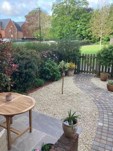 Lovely Bed and Breakfast in Chichester nr Festival Theatre City Centre and Goodwood Top Floor Spacious Kingsize Ensuite