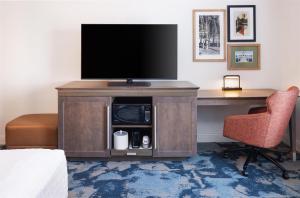 King Room - Non-Smoking room in Hampton Inn Minneapolis-RosevilleMN