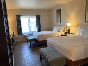 Deluxe Queen Room with Two Queen Beds - Non-Smoking room in Rocklin Park Hotel