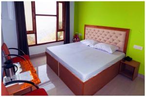 Mountain View Hotel "Divine !Hill" Near Power House Bus Station - #Offers Rooms With Free Wi-fi Facility - Restaurant & Free Parking Available - Best Location In Śhimla