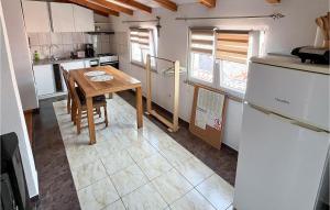 Cozy Apartment In Kastel Stafilic With Wifi