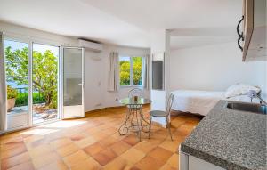 Maisons de vacances Beautiful Home In Eze : photos des chambres