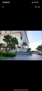 Morning Sunshine at River Gate free Pool