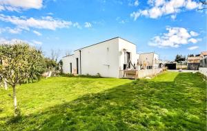 Maisons de vacances Cozy Home In Saint-Cesaire-De-Gauzi : photos des chambres
