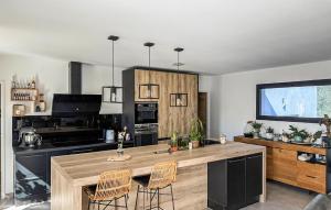 Maisons de vacances Cozy Home In Saint-Cesaire-De-Gauzi : photos des chambres