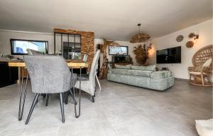 Maisons de vacances Cozy Home In Saint-Cesaire-De-Gauzi : photos des chambres