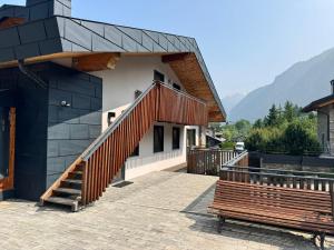 We are 4810 Chalet Le Piolet