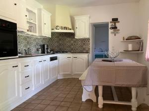 Maisons de vacances Cottage with swimming pool, pool house and view ! : photos des chambres