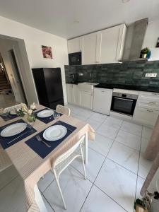 VILLA MARE - 2 beds with balcony, patio and pool and direct park access
